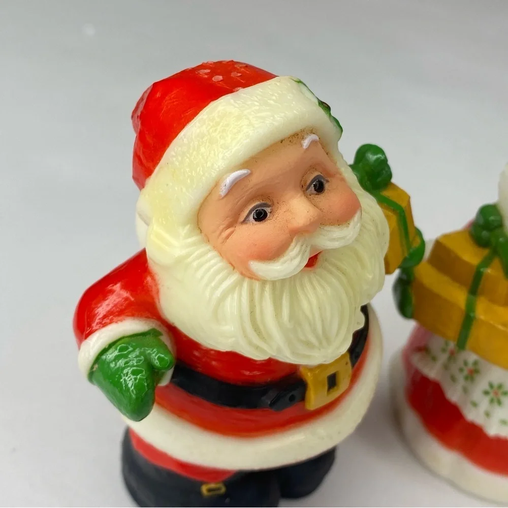 Vtg Hallmark Cards Mr and Mrs Santa Claus Christmas Salt & Pepper Shakers 1980s